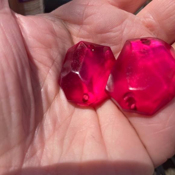 Pink faceted flat back beads and 2 free charms - Picture 3 of 6